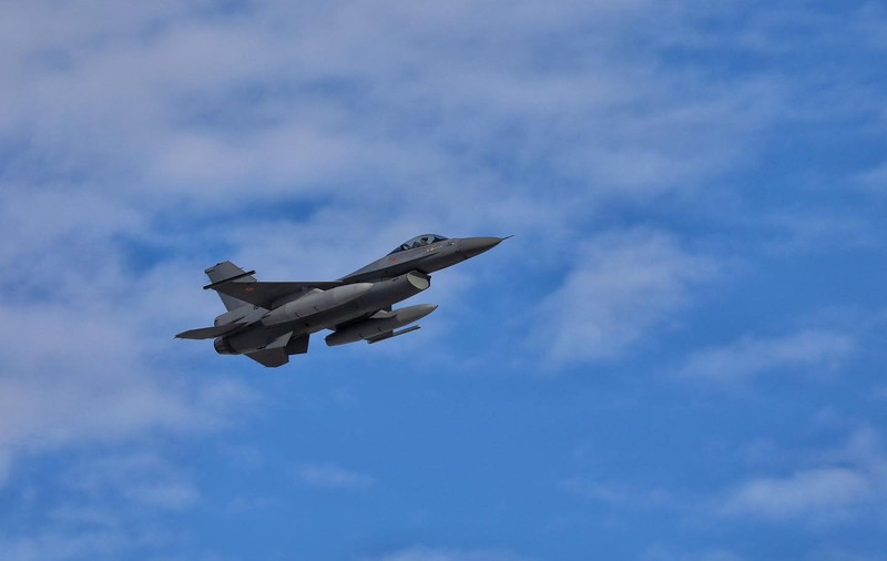 Avion F-16 american, prăbușit în largul coastei sud-coreene. Este al treilea avion de luptă american distrus în Coreea de Sud, într-un an