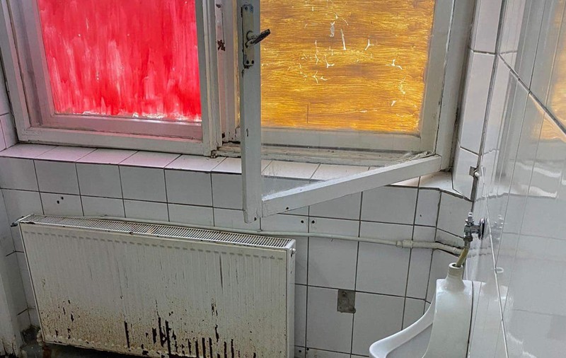 Imagini din interiorul Facultății de Jandarmi, publicate de Sindicatul Europol: „Scurgeri, infiltrații, igrasie, rugină, mizerie, mucegai”