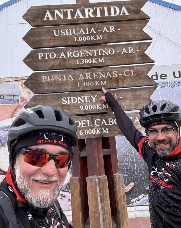Doi bărbați din Cluj au mers pe biciclete până la „capătul lumii”, în Ushuaia, Argentina
