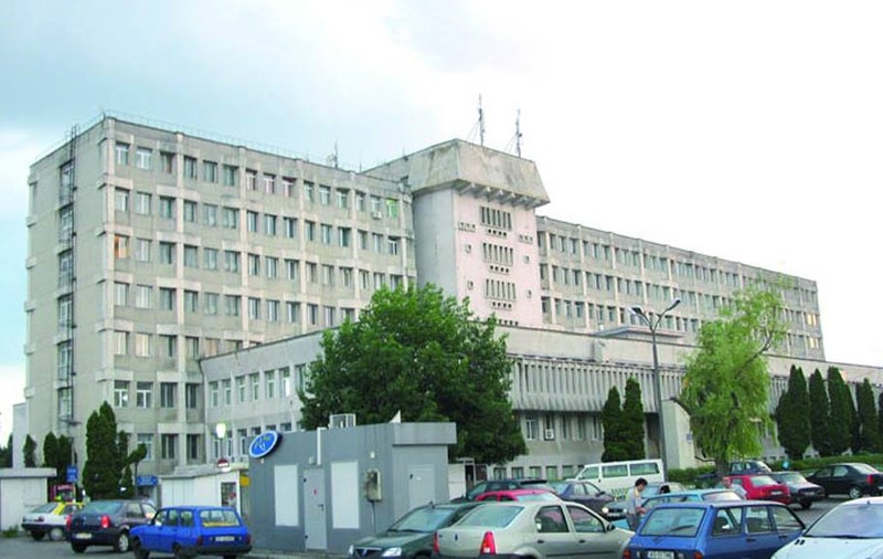 Avort făcut la lumina telefonului în Spitalul Județean din Pitești. Conducerea unității medicale susține că medicul „a găsit soluţia cea mai bună”