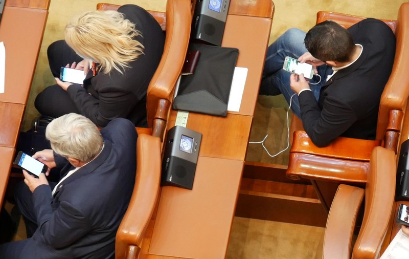VIDEO/ GameLand în Parlament! Şedinţa solemnă de Centenar, marcată de aleși cu jocuri pe telefon, poze şi muzică în căşti. Reacţia unui senator filmat distrându-se: "Aşa, şi?"