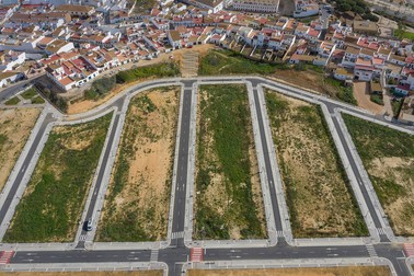 Redacția Teleleu (autorulota albă din stânga) parcată pe strada România într-un cartier nou din Palos de la Frontera
