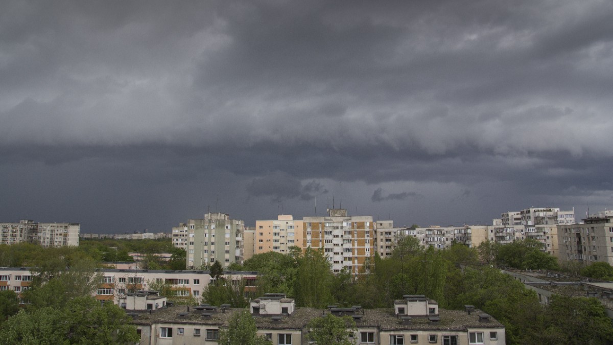 Nori de furtună se extind deasupra mai multor blocuri de locuințe.