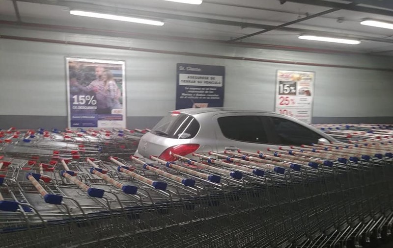 Ce lecție a primit un șofer care a parcat aiurea la un supermarket! Angajații i-au venit de hac