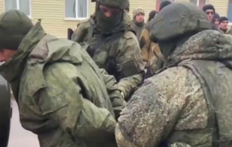 Un recrut rus beat și-a omorât în bătaie comandantul. Soldatul riscă 15 ani de închisoare