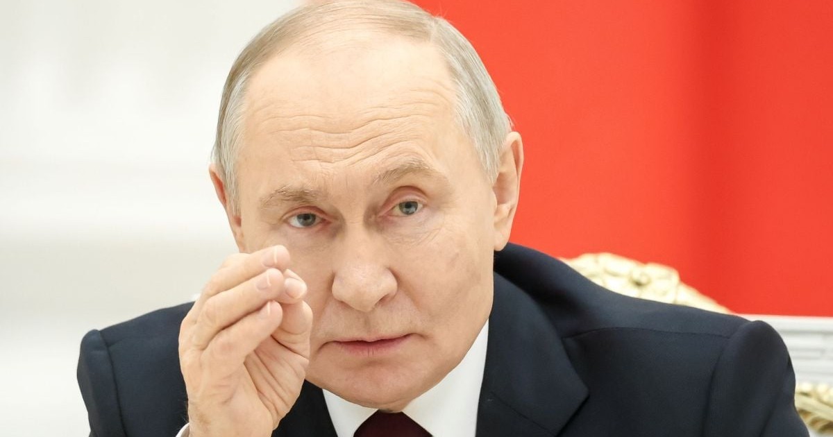 Vladimir Putin vorbește gesticulând cu mâna dreapta în cadrul unei întâlniri întâlnește cu femeile din Rusia de Ziua Internațională a Femeii, Kremlin, Moscova, Rusia, 5 martie 2026.
