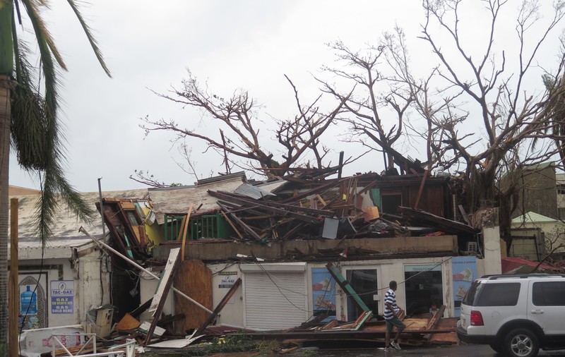 MAE: Încă doi români evacuați de pe o insulă afectată de uraganul Irma