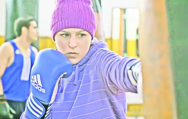 Adrian Lăcătuş, antrenorul lotului naţional feminin de box, îi bate obrazul lui Rudel Obreja, preşedintele FRB: «Să facă un pas în lateral»