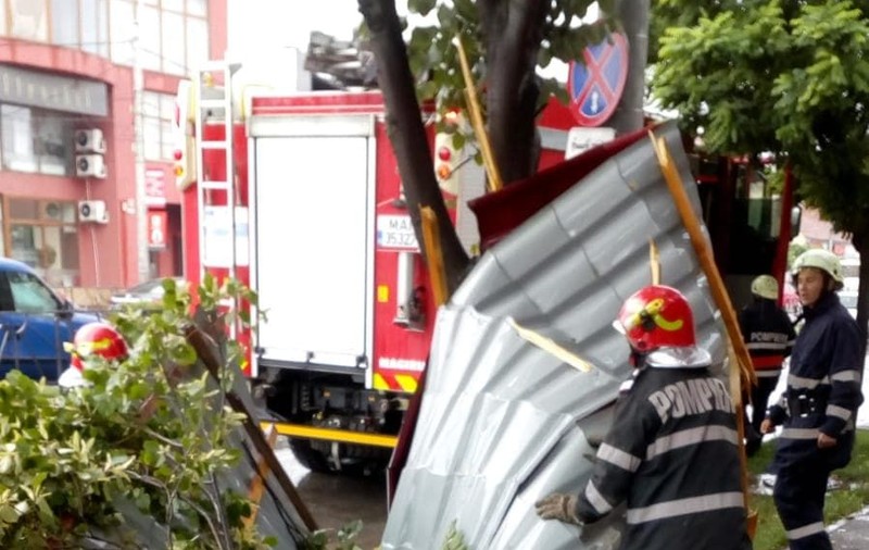 Furtună violentă la Timișoara. Vijelia a smuls acoperișul unei biserici