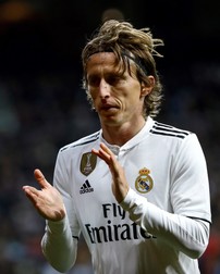 epa07202605 Real Madrid's Croatian midfielder Luka Modric reacts during their Spanish Liga Primera Division soccer match against Valencia CF played at Santiago Bernabeu stadium in Madrid, Spain, 01 December 2018. EPA-EFE/Emilio Naranjo
