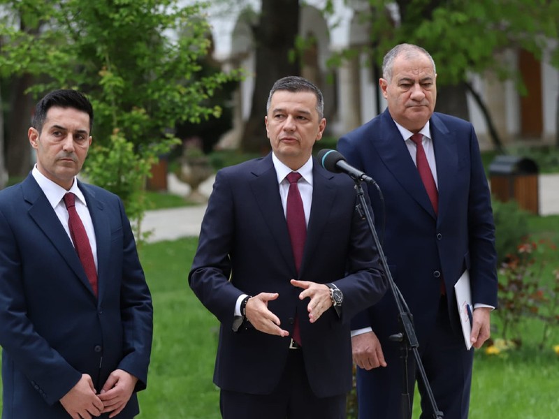 Claudiu Manda, Sorin Grindeanu și Marian Neacșu sunt îmbrăcați la fel cu costume și cravată în timp ce dau o declarație la Palatul Cotroceni.