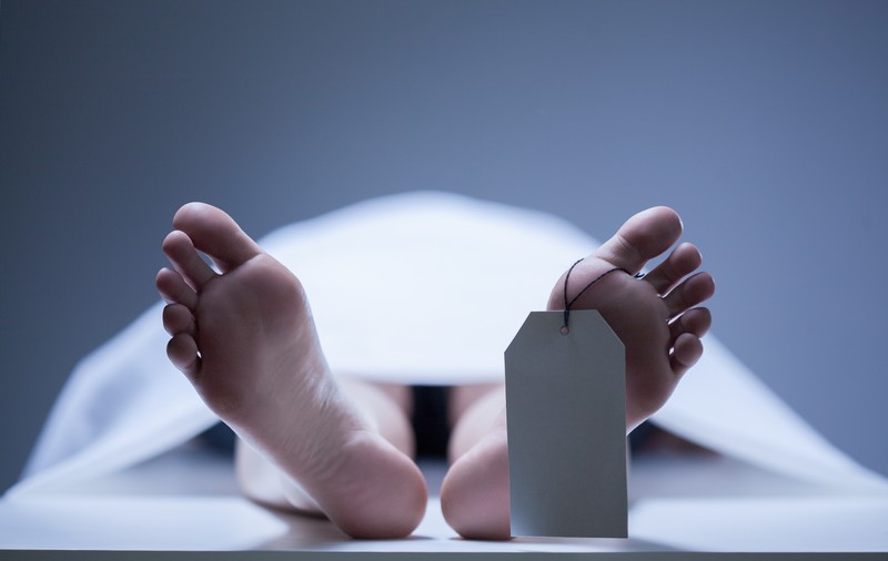 Concubina şi cele cinci surori ale unui decedat se ceartă pe cadavrul acestuia! Care e motivul!