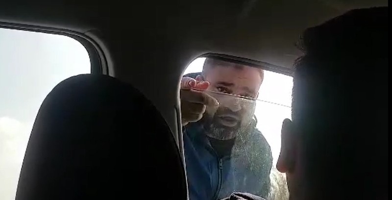 Captură din momentul în care bărbatul care a oprit mașina Libertatea a țipat la reporter să nu-l mai filmeze