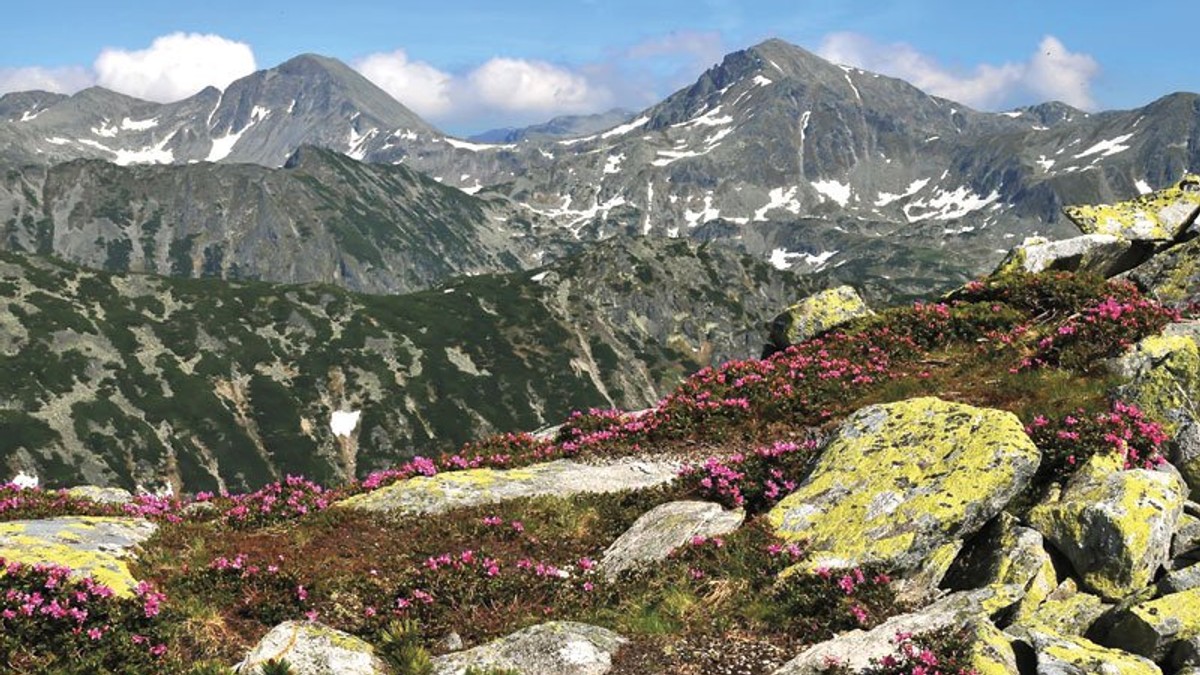 Echipe Salvamont, trimise în căutarea unor turiști supărați că traseul spre vârful Retezat are prea multe pietre