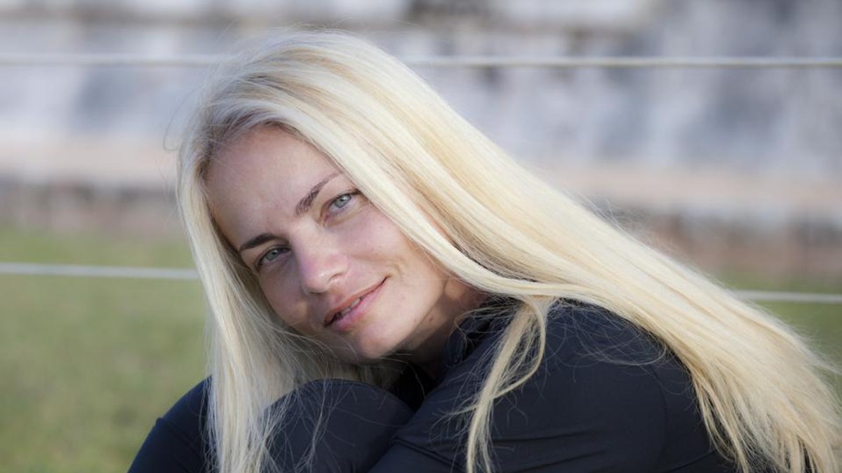 Festivitate de retragere pentru fosta portăriță a echipei de handbal Rapid, frumoasa Cristina Dogaru |