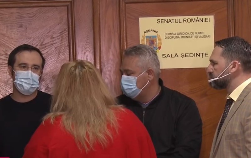 Membrii Comisiei Juridice din Senat s-au încuiat în sala de şedinţă, ca să nu intre Diana Șoșoacă