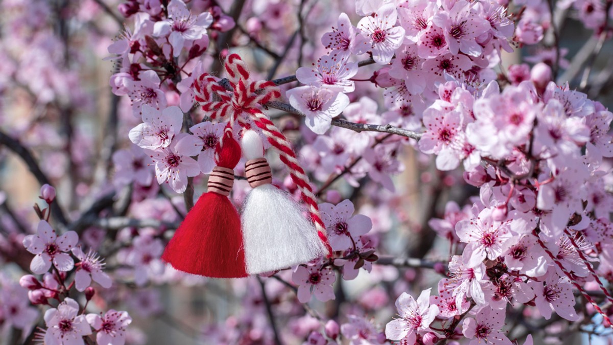 Snur de Martisor, agatat intr-un copac inflorit