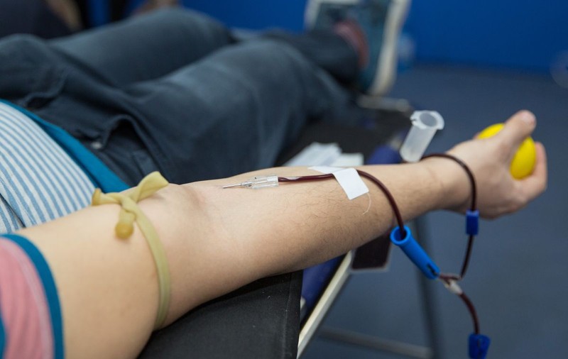 Institutul de Hematologie condamnă inițiativa lui Firea de a da tichete de 1.000 de euro celor care donează plasmă: „E o discriminare față de donatorii care salvează zilnic vieți”
