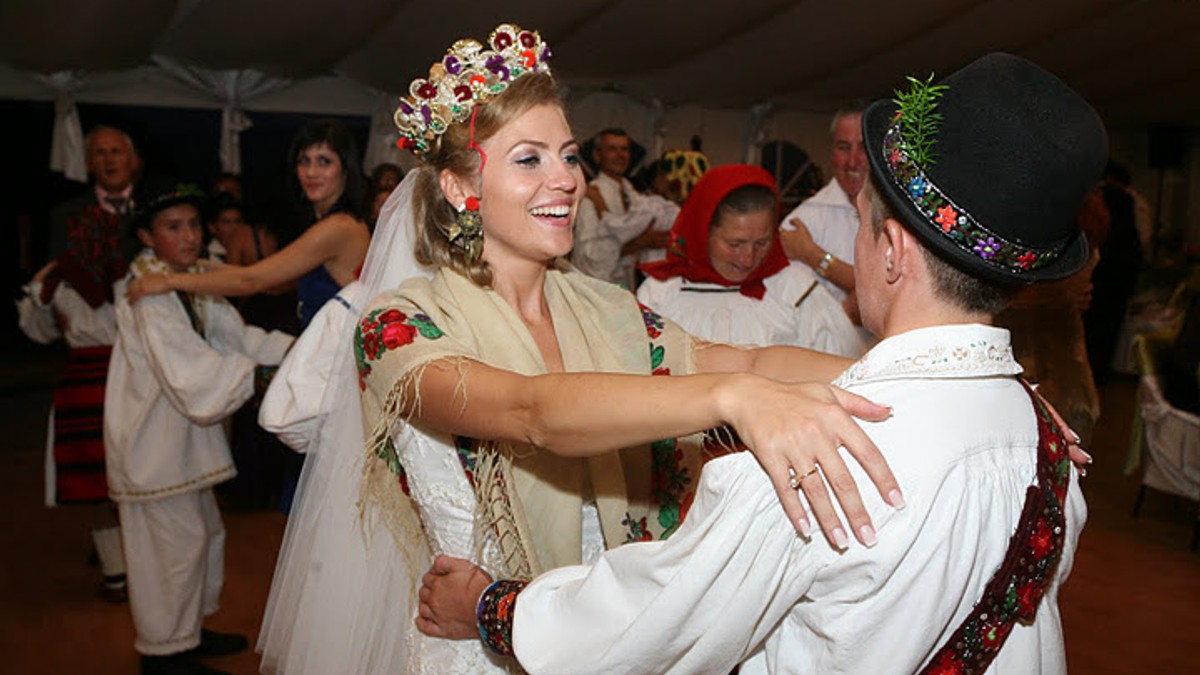 Mirela Vaida vrea să-și doneze rochia de mireasă. "Cred că i-aș face o bucurie unei fete"