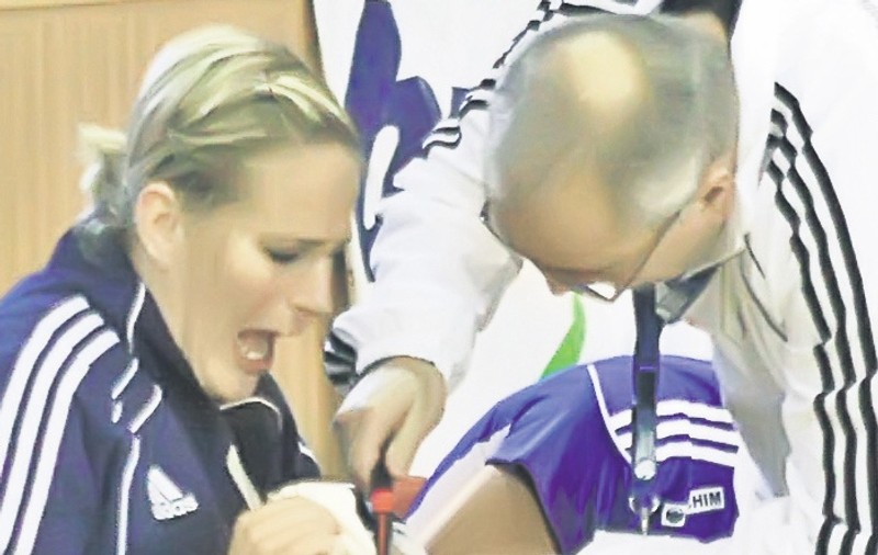 Portăriţa echipei Oltchim Rm. Vâlcea, Paula Ungureanu a jucat cu un deget rupt