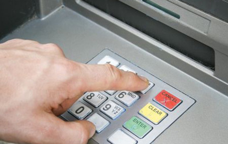 Un botăşănean a luat bancomatul la bătaie, nervos că nu-şi poate recupera cardul