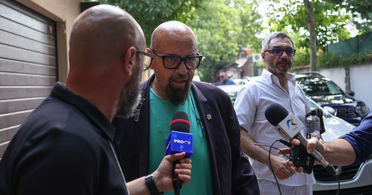 Cristian Popescu Piedone surprins în timp ce vorbește cu un reporter al ProTV
