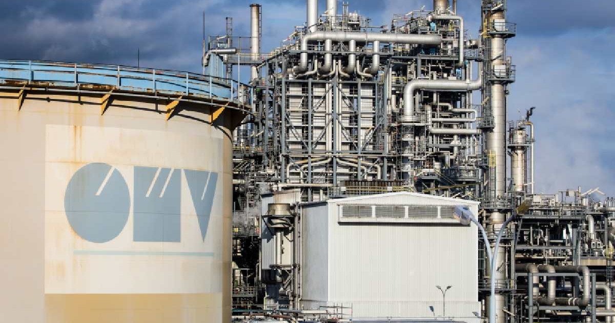 Rafinăria OMV din Viena cu rezervoare de combustibil și instalații industriale