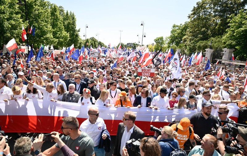Protest antiguvernamental masiv la Varșovia. Donald Tusk: „Democraţia nu va muri în Polonia”