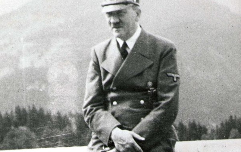 Avea un singur testicul, mânca un kilogram de ciocolată pe zi şi dormea până la 11! Top 10 lucruri NEŞTIUTE despre Hitler!
