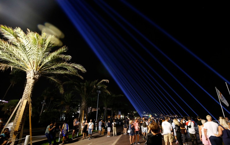 Un an de la atentatul din Nisa | Promenade des Anglais, iluminată în memoria celor 86 de victime ale atacului terorist - FOTO
