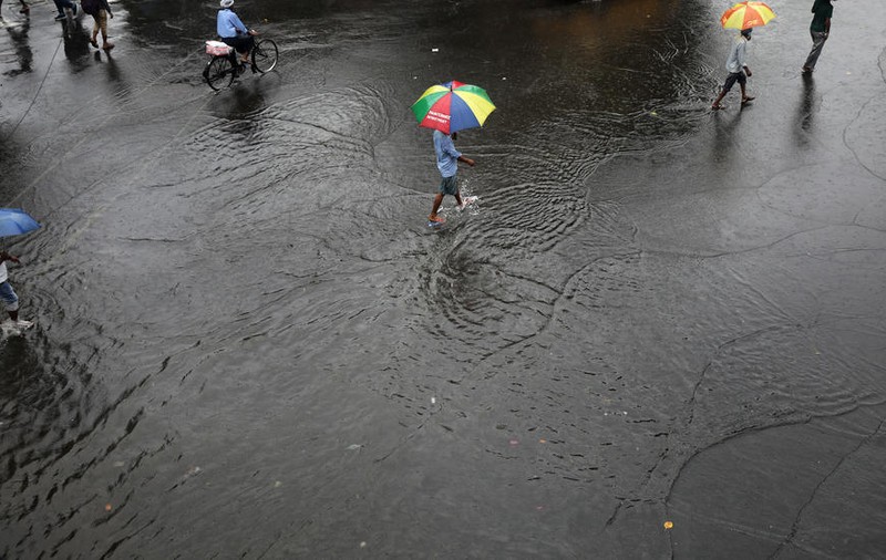 Două avertizări meteo de vreme severă: cod galben de ploi torenţiale și grindină, dar și unul de caniculă