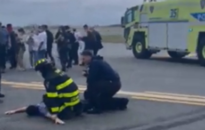 Evacuare de urgență a pasagerilor unui avion care a aterizat la New York după ce un bărbat a pretins că are o bombă