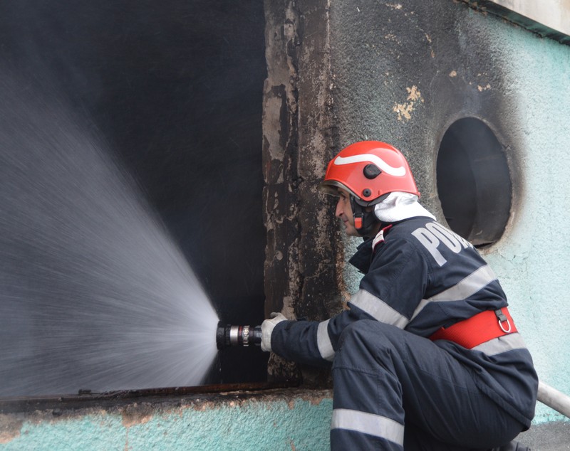 UPDATE: Pompierii din Brăila au lichidat incendiul de la o fabrică dezafectată de preparare a cărnii după 15 ore de luptă cu focul| FOTO