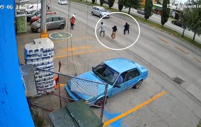 Un bărbat sare în fața mașinii să salveze un copil.