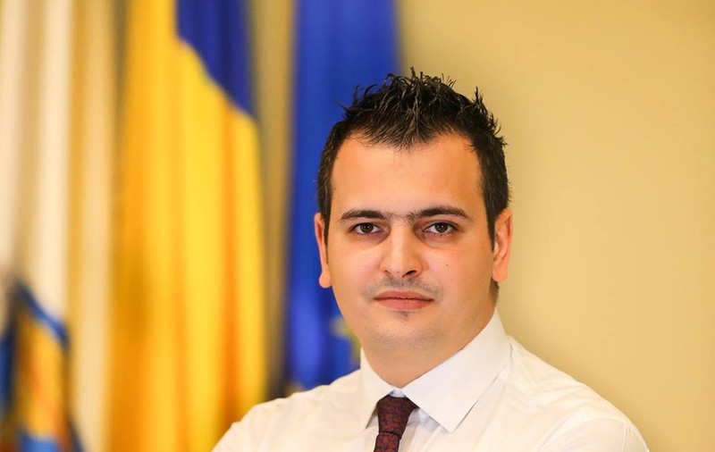Consilierul general Ion Valentin Voicu are cont pe Tinder și susține familia tradițională. În poza de profil apare alături de soția sa, îmbrăcată în rochie de mireasă