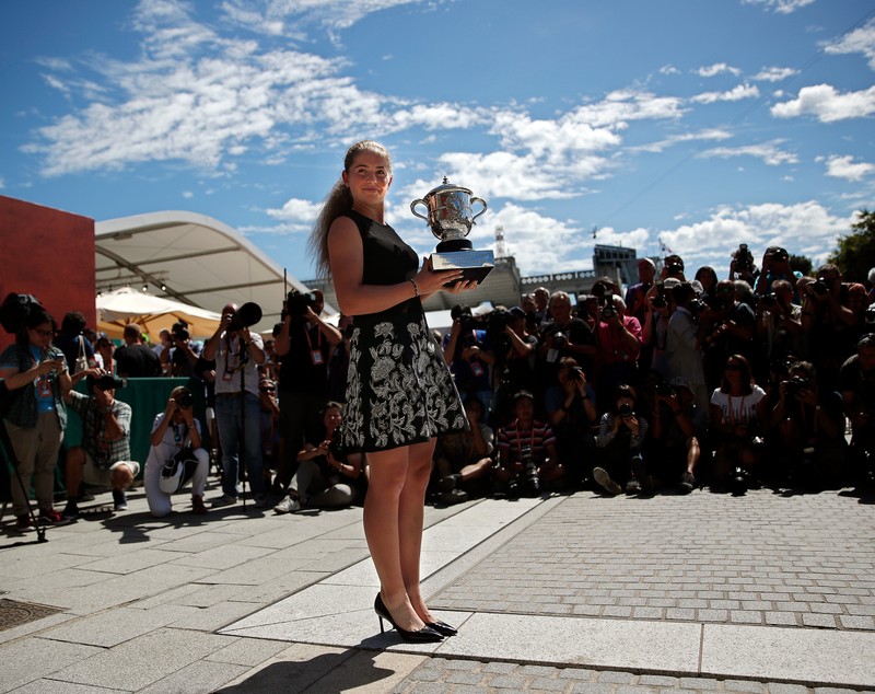 Jelena Ostapenko își trăiește momentul de glorie. Ședință foto cu trofeul, la Paris. Cum arată letona în pantofi cu toc! GALERIE FOTO