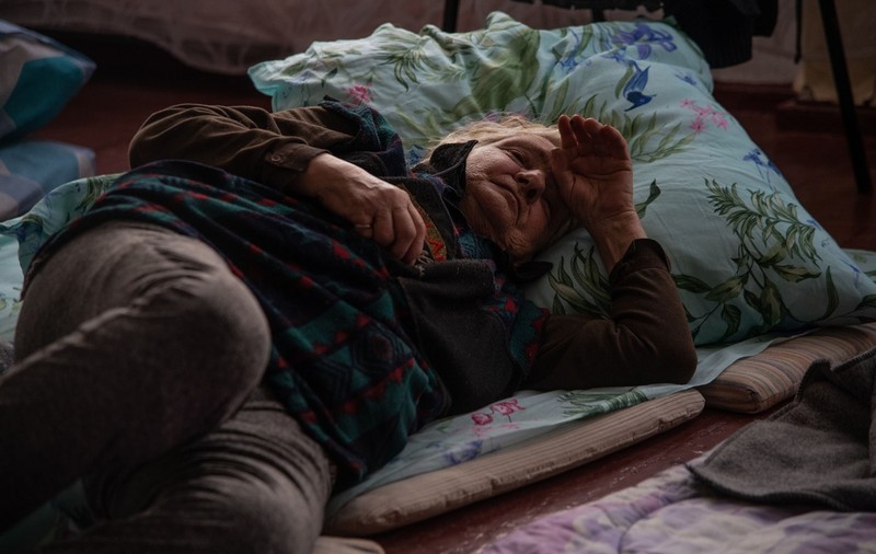 În Mariupolul asediat, zeci de mii de oameni trăiesc în adăposturi, în frig și fără mâncare. „E nevoie de un coridor umanitar, altfel e o moarte lentă de foame și sete”