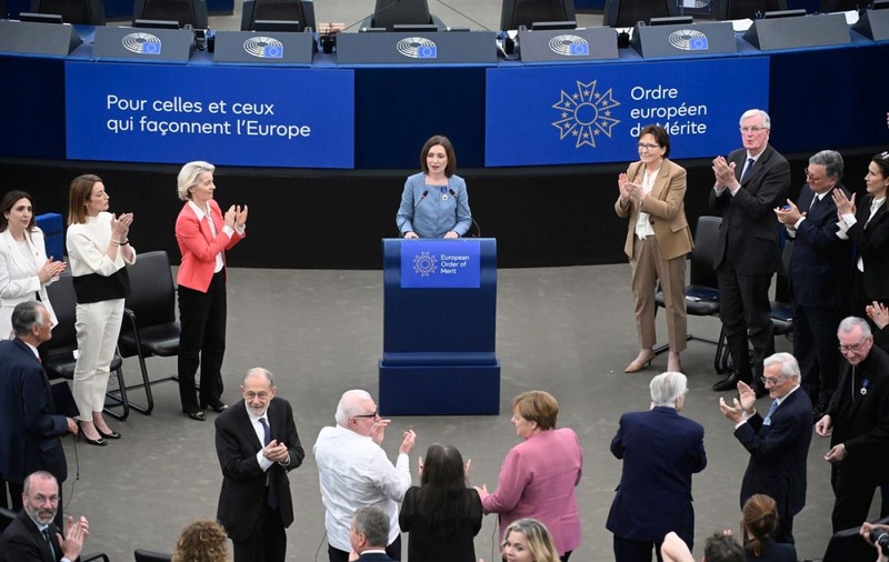 Maia Sandu a fost aplaudată în picioare de toți cei prezenți în plenul Parlamentului European. Ea a fost decorată cu Ordinul European de Merit