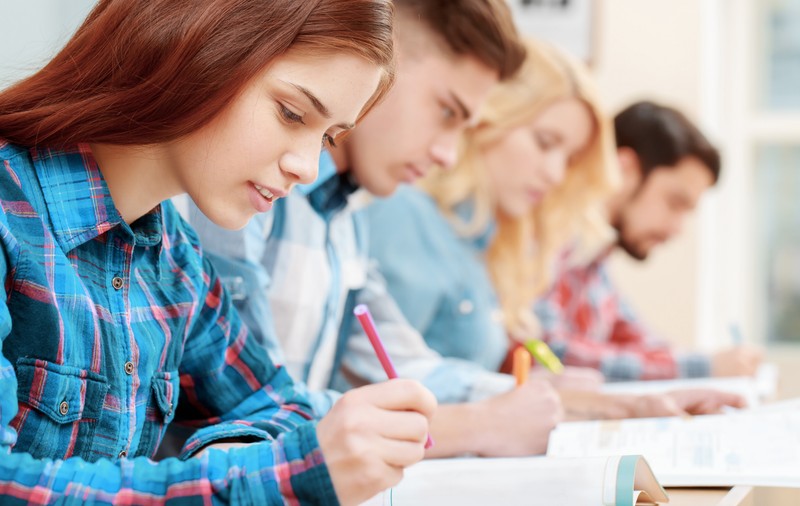 O singură elevă din România a reușit să ia nota maximă la Bacalaureatul Internațional. În ce constă examenul și care sunt diferențele față de cel clasic