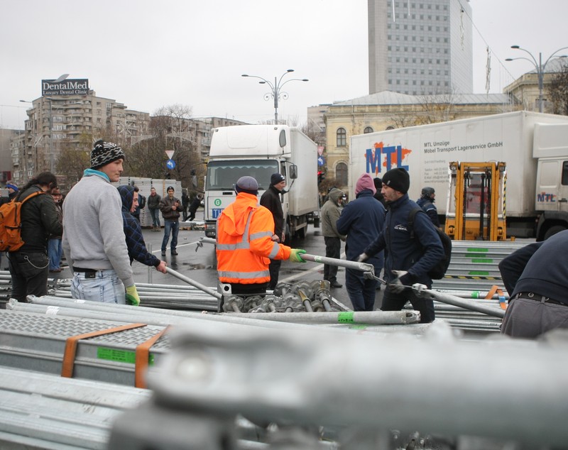 UPDATE. Protest și incidente în Piața Victoriei. Anchetă MAI după împiedicarea organizării târgului de Crăciun/ FOTO