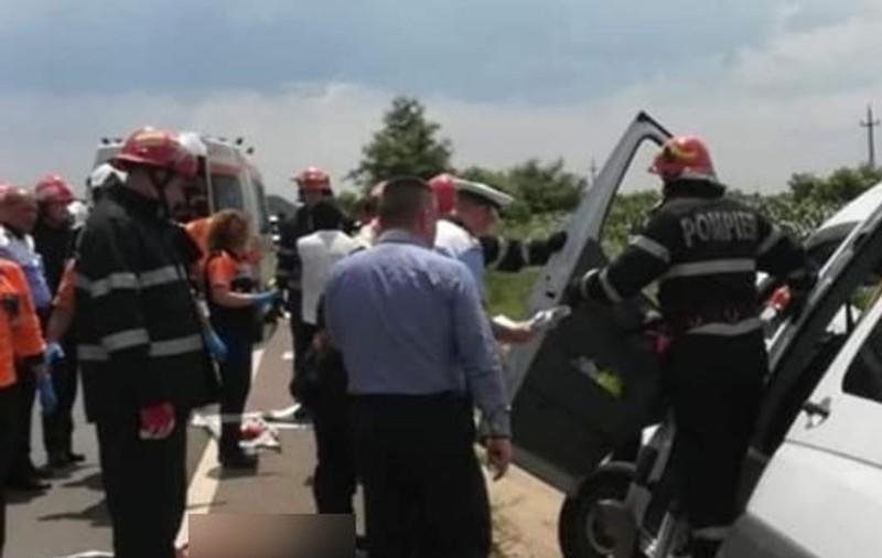 Microbuz răsturnat în urma unui accident cumplit în Giurgiu. Un copil a murit, iar alte șase persoane au fost rănite / FOTO