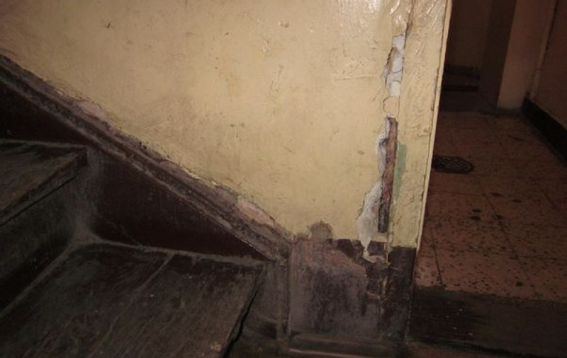Sediul Poliţiei Locale din Bucureşti stă să cadă | FOTO