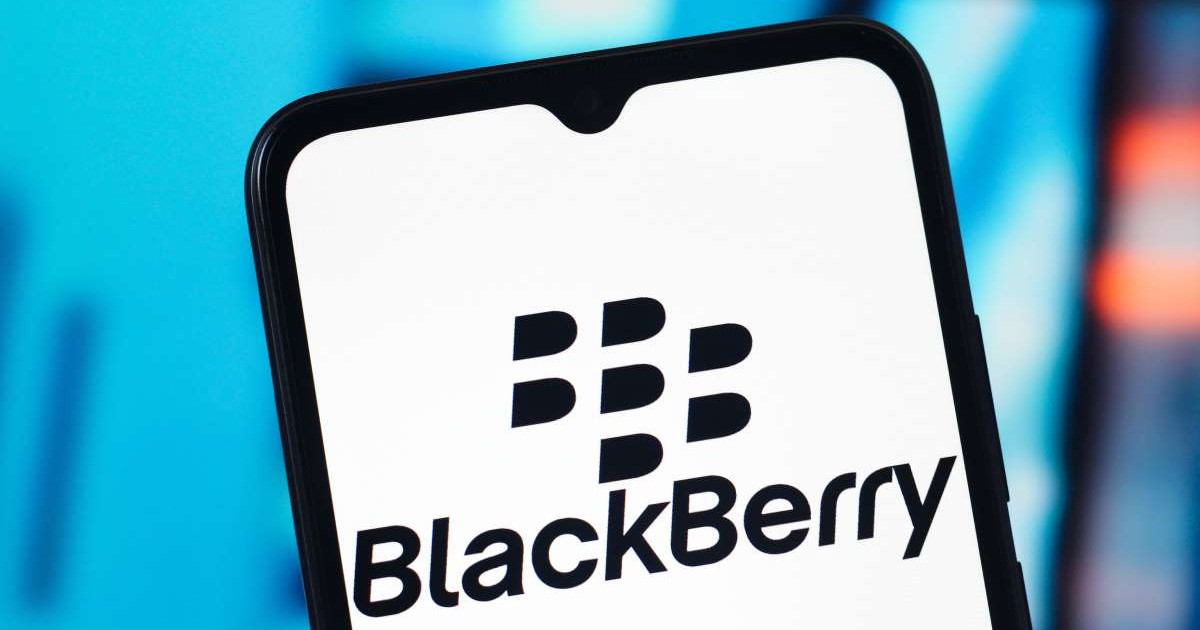 Logo-ul BlackBerry afișat pe ecranul alb al unui smartphone generic, în fața unui fundal albastru deschis.
