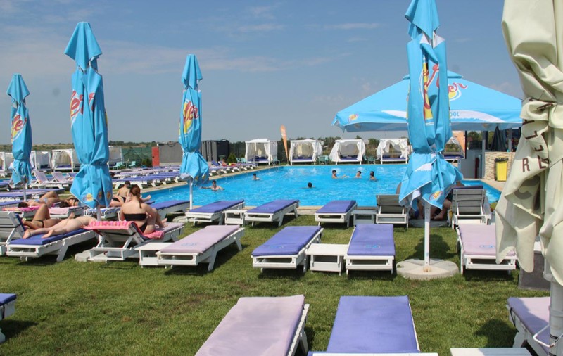 Cât costă un șezlong la piscinele din Brăila: unele prețuri sunt mai mari decât în Grecia