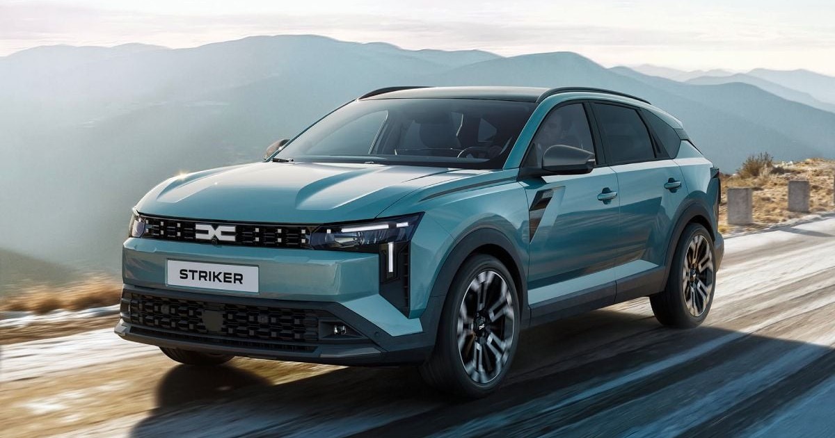 Dacia Striker 2026, de culoare albastru deschis, pe o șosea, aflată în mers, cu soarele pe fundal