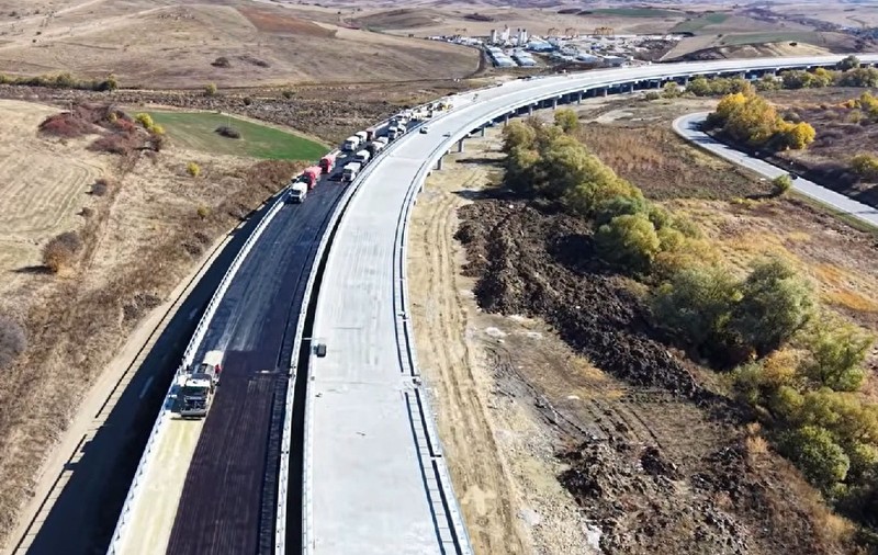 Lucrări asfaltare viaductul Topa Mică