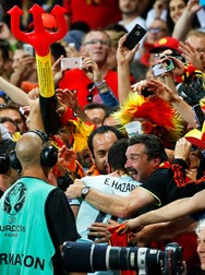 epa05393397 Eden Hazard (C) of Belgium celebrates with fans after the UEFA EURO 2016 round of 16 match between Hungary and Belgium at Stade Municipal in Toulouse, France, 26 June 2016. Belgium won 4-0. (RESTRICTIONS APPLY: For editorial news reporting purposes only. Not used for commercial or marketing purposes without prior written approval of UEFA. Images must appear as still images and must not emulate match action video footage. Photographs published in online publications (whether via the Internet or otherwise) shall have an interval of at least 20 seconds between the posting.) EPA/RUNGROJ YONGRIT EDITORIAL USE ONLY