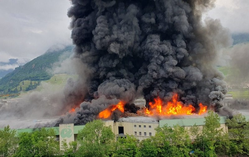 Incendiu în Italia, la o fabrică de stații de încărcare pentru automobile electrice. „Nu ieșiți din case”. VIDEO