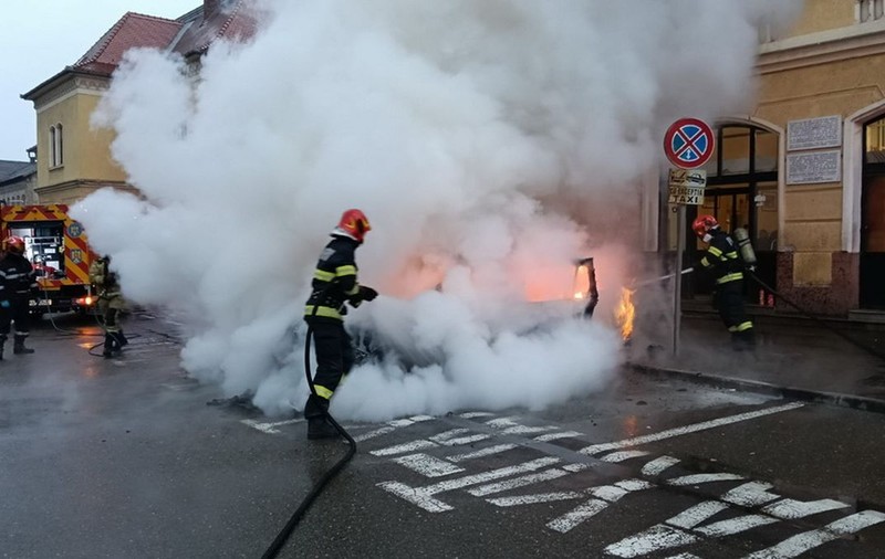 Un taxi din Oradea a fost cuprins de flăcări și a ars în totalitate în fața Gării Centrale | VIDEO