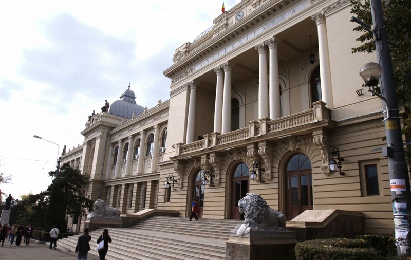 Profesorii universitari din Iași protestează joi pe treptele universității "Al.I.Cuza". Ei reclamă „asaltul continuu asupra statului de drept”